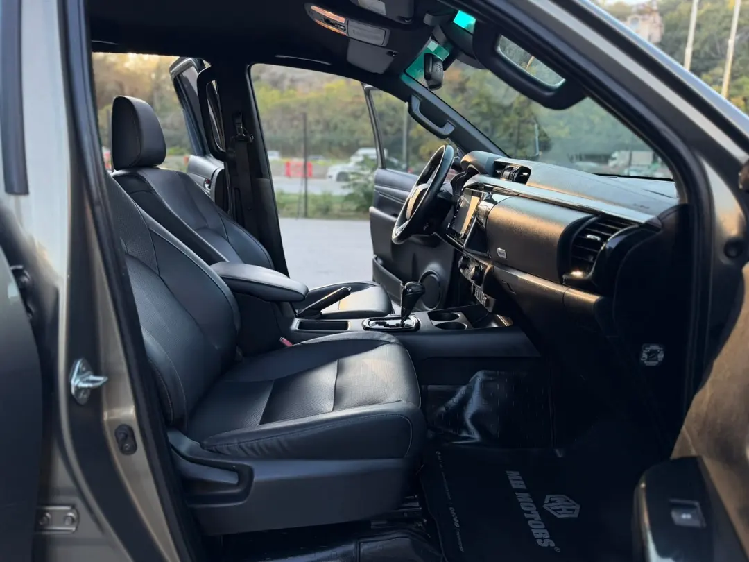 TOYOTA HILUX