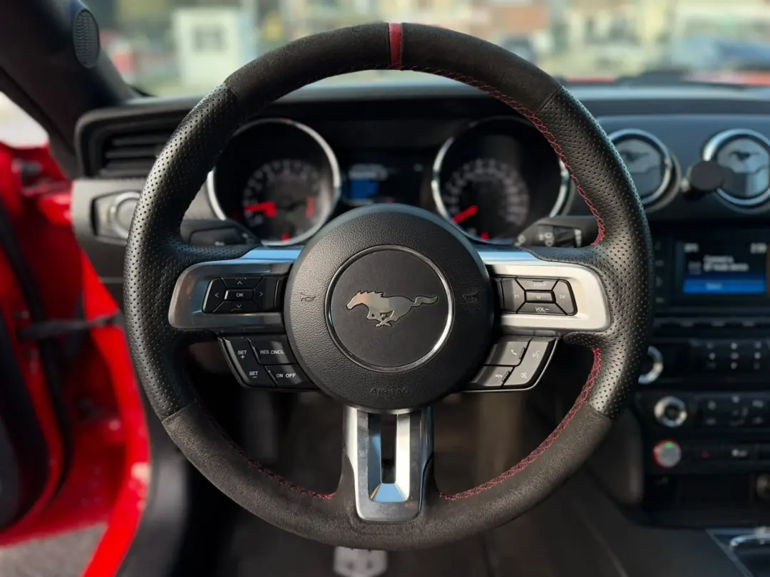 FORD MUSTANG