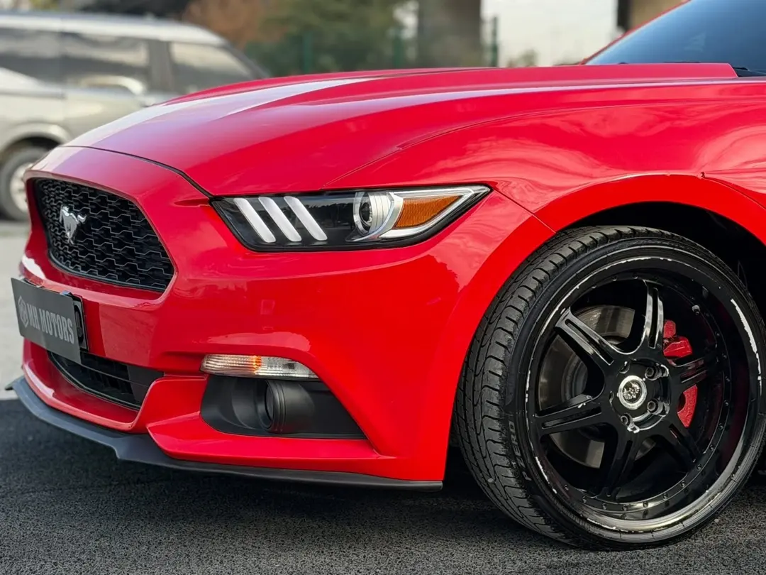 FORD MUSTANG