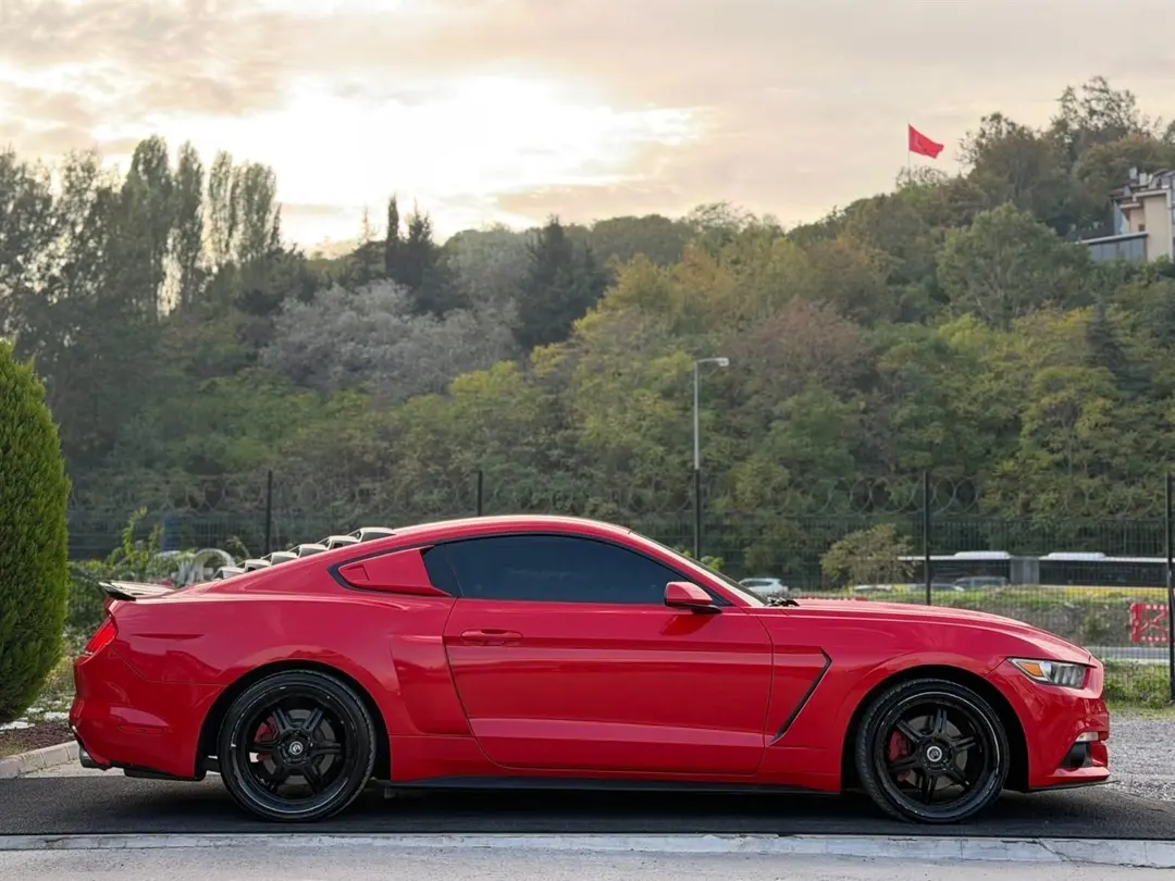 FORD MUSTANG