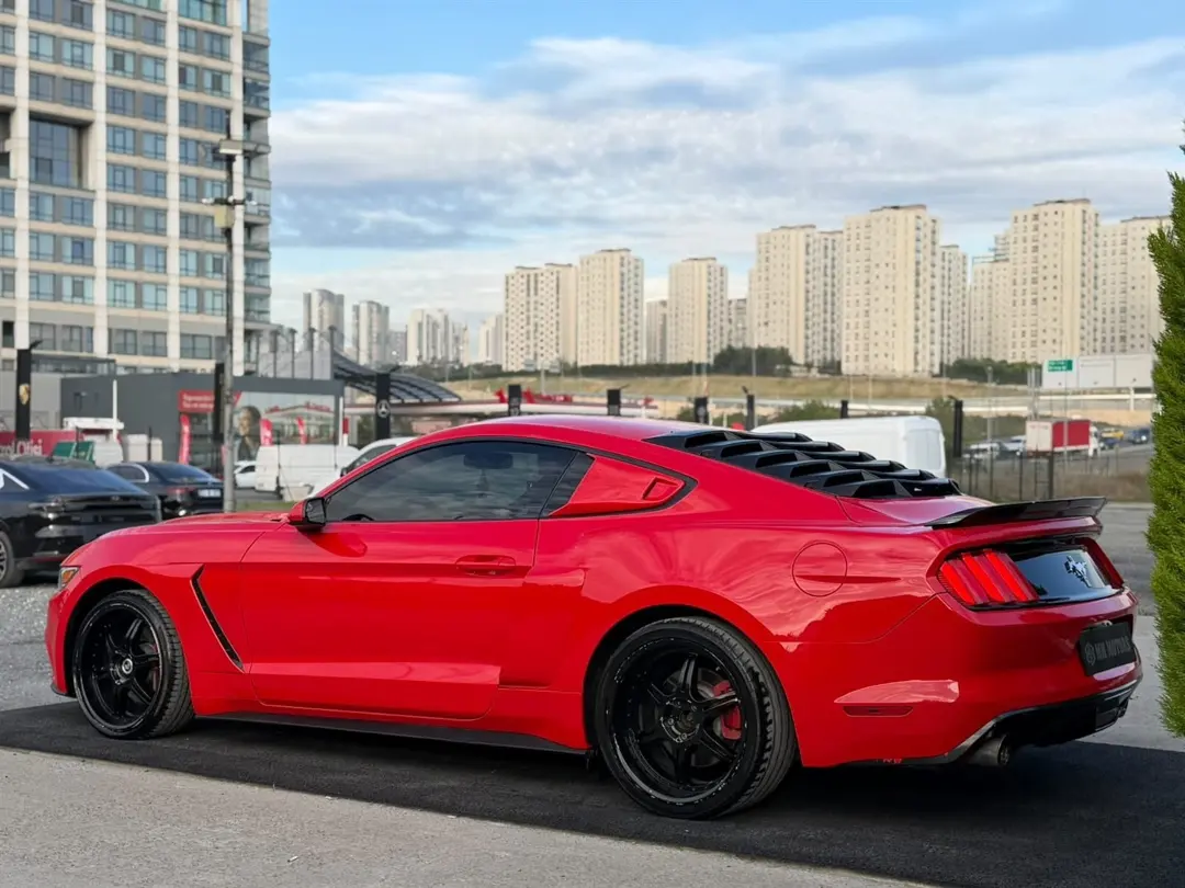 FORD MUSTANG